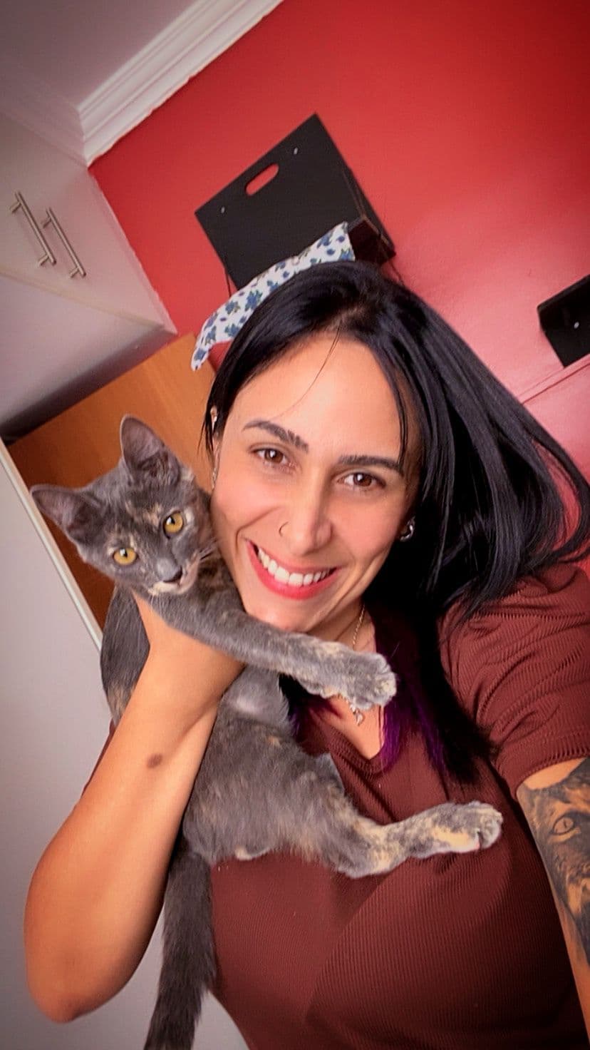 Renata Alvarenga André com seu gato cinza