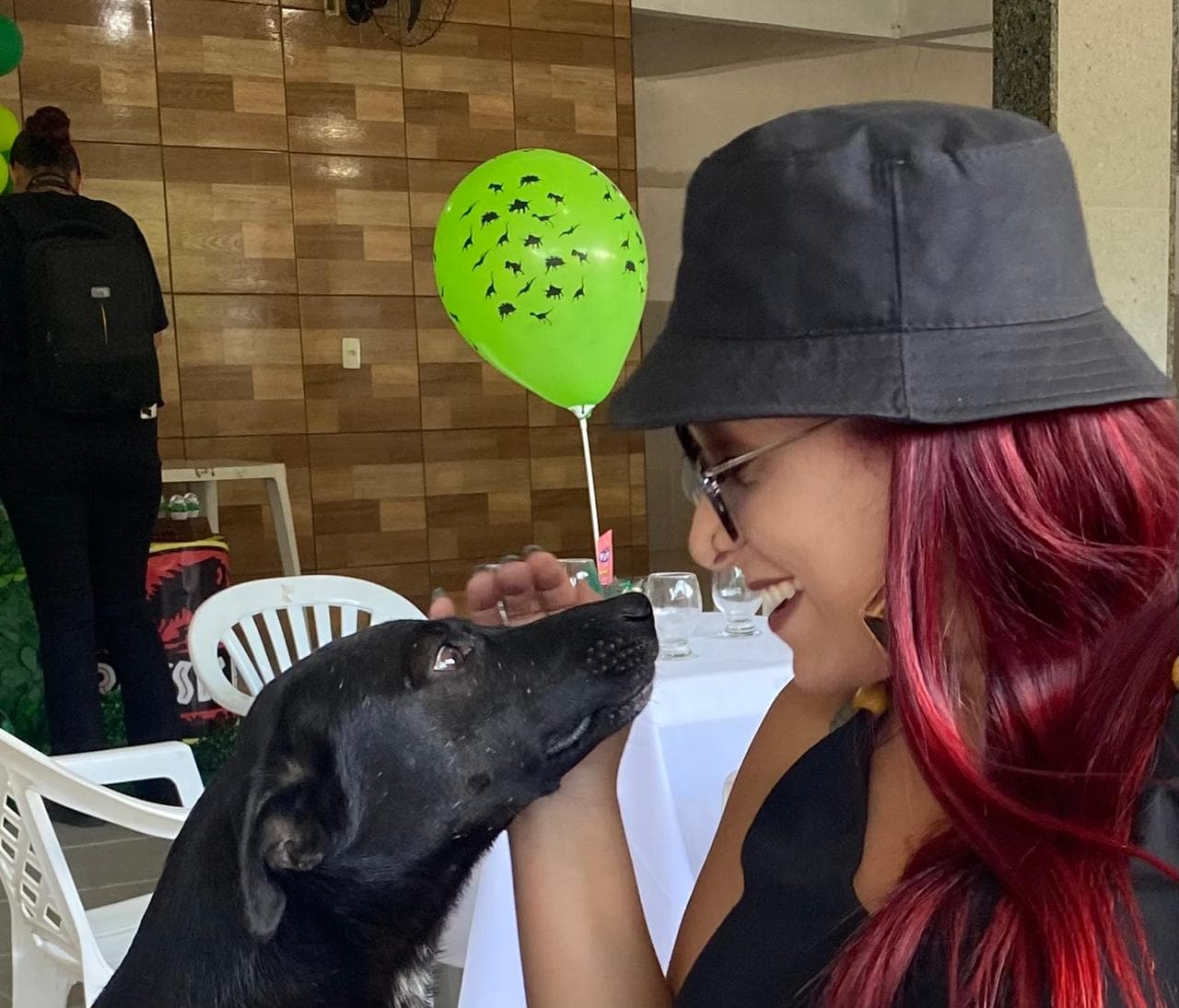 Renata com cachorro preto