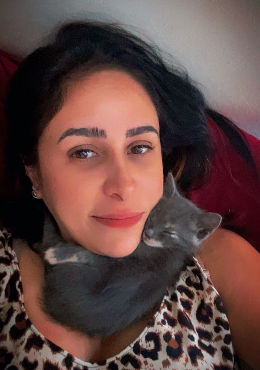 Renata com Gato Laranja